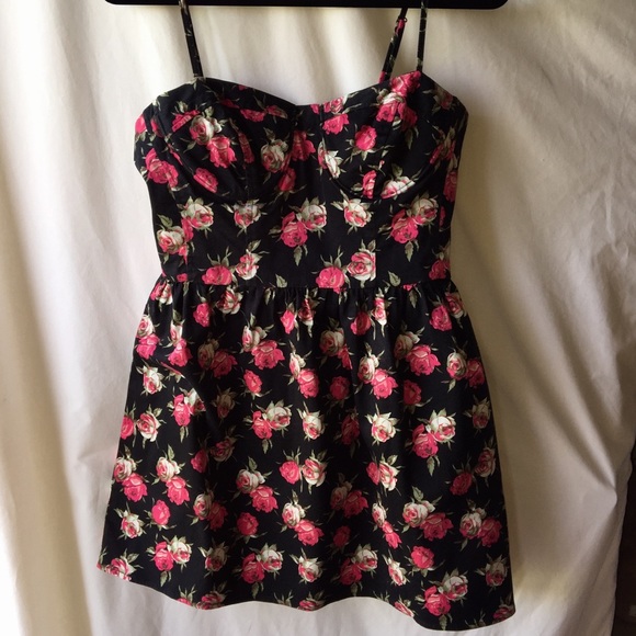 Wet Seal Dresses & Skirts - 🌹SALE🌹 • West Seal Floral Mini Sundress Sz L